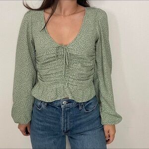 H&M Ditsy Floral Ruched Puff Sleeve Ruffle V-Neck Blouse Green Women’s Medium